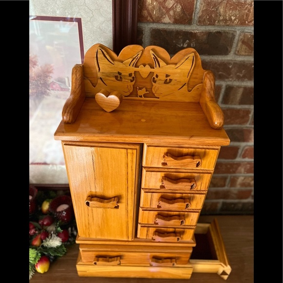 🐈Rare Vintage Large Solid Wood Hand
Carved Cat Lovers Jewelry
Armoire Heirloom - Picture 9 of 12